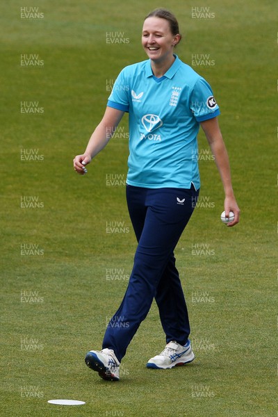 160526 - England Women v New Zealand Women - Metro Bank One Day International - Lauren Filer of England Women bowling