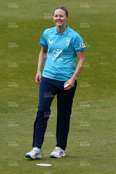 160526 - England Women v New Zealand Women - Metro Bank One Day International - Lauren Filer of England Women bowling