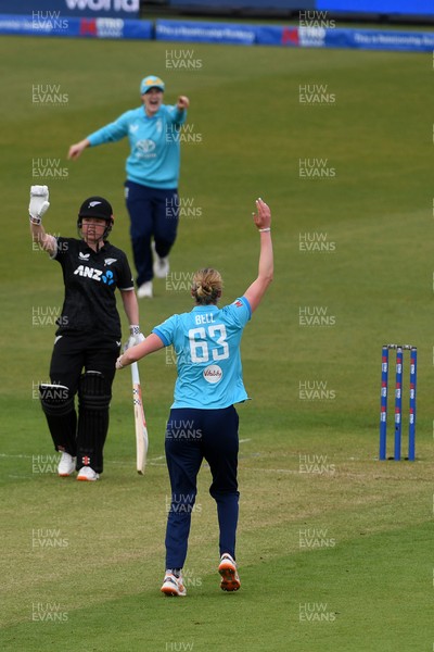 160526 - England Women v New Zealand Women - Metro Bank One Day International - Lauren Bell of England Women bowls the ball to dismiss Suzie Bates of New Zealand Women