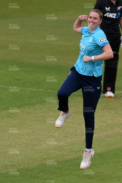 160526 - England Women v New Zealand Women - Metro Bank One Day International - Lauren Bell of England Women bowls the ball to dismiss Suzie Bates of New Zealand Women
