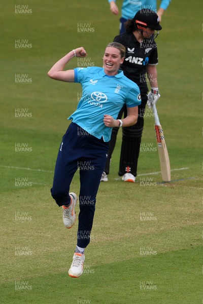 160526 - England Women v New Zealand Women - Metro Bank One Day International - Lauren Bell of England Women bowls the ball to dismiss Suzie Bates of New Zealand Women
