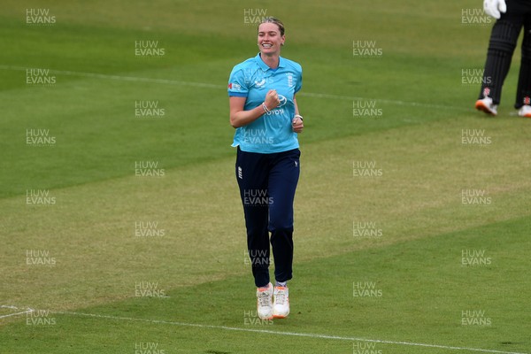 160526 - England Women v New Zealand Women - Metro Bank One Day International - Lauren Bell of England Women bowls the ball to dismiss Suzie Bates of New Zealand Women
