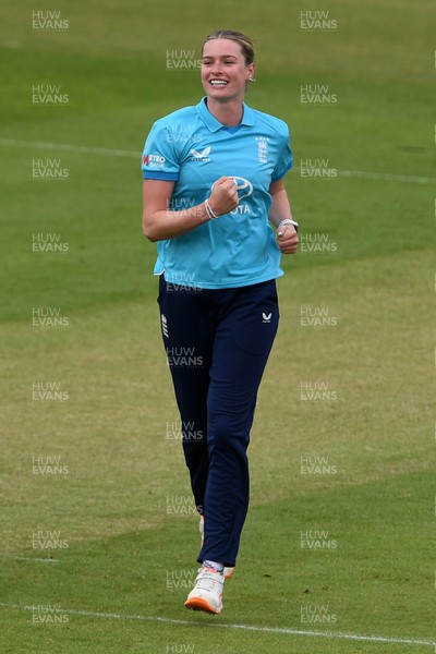 160526 - England Women v New Zealand Women - Metro Bank One Day International - Lauren Bell of England Women bowls the ball to dismiss Suzie Bates of New Zealand Women