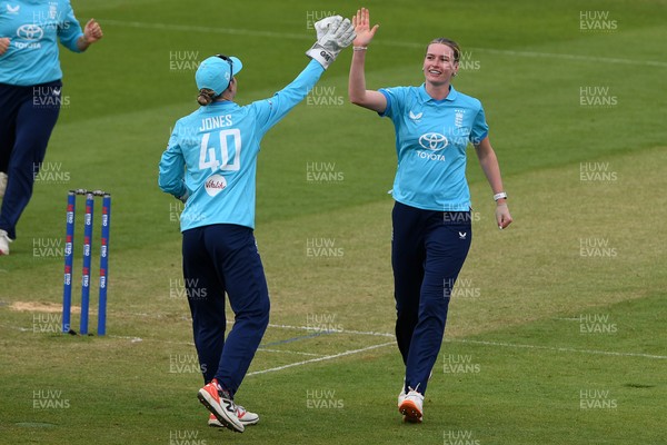 160526 - England Women v New Zealand Women - Metro Bank One Day International - Lauren Bell of England Women bowls the ball to dismiss Suzie Bates of New Zealand Women