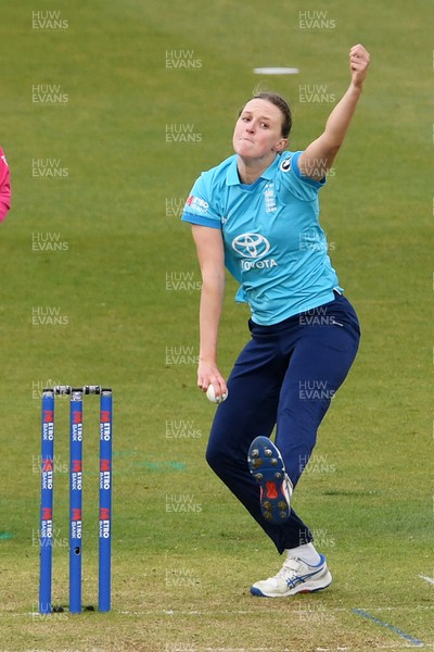 160526 - England Women v New Zealand Women - Metro Bank One Day International - Lauren Filer of England Women bowling