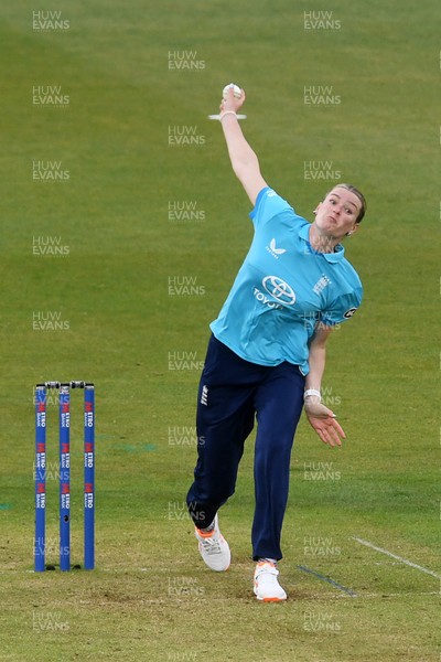 160526 - England Women v New Zealand Women - Metro Bank One Day International - Lauren Bell of England Women bowling