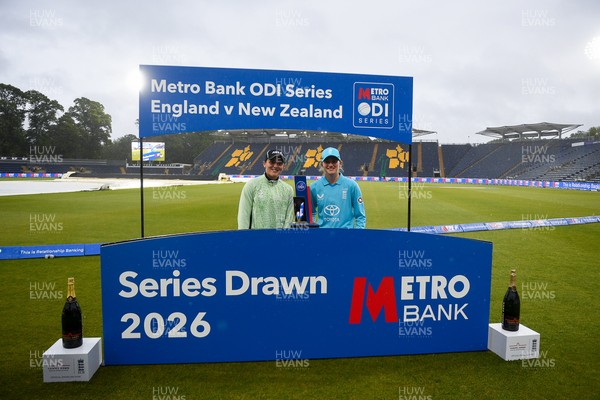 160526 - England Women v New Zealand Women - Metro Bank One Day International - Captains, Melie Kerr (New Zealand) and Charlie Dean (England) with the trophy at full time