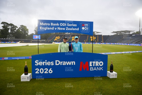 160526 - England Women v New Zealand Women - Metro Bank One Day International - Captains, Melie Kerr (New Zealand) and Charlie Dean (England) with the trophy at full time