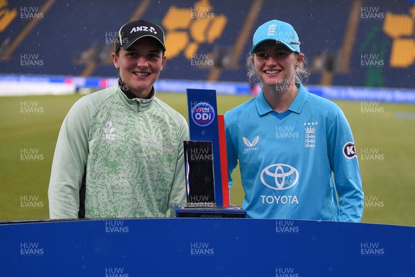 160526 - England Women v New Zealand Women - Metro Bank One Day International - Captains, Melie Kerr (New Zealand) and Charlie Dean (England) with the trophy at full time