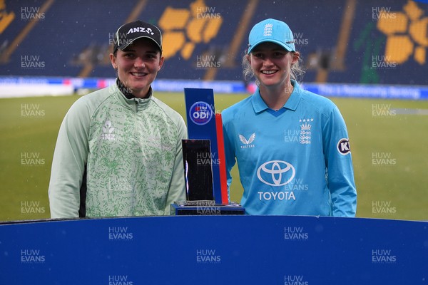160526 - England Women v New Zealand Women - Metro Bank One Day International - Captains, Melie Kerr (New Zealand) and Charlie Dean (England) with the trophy at full time