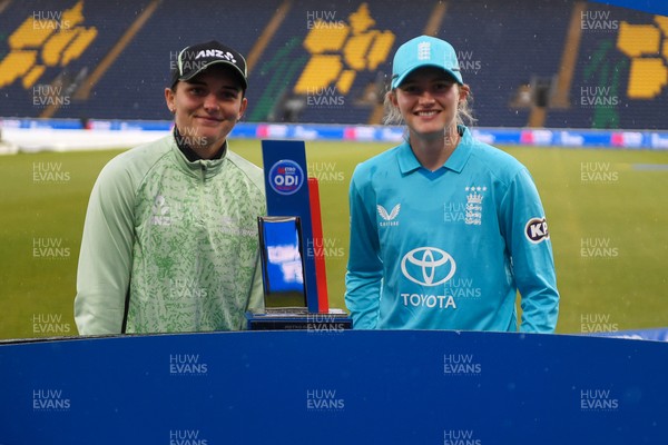 160526 - England Women v New Zealand Women - Metro Bank One Day International - Captains, Melie Kerr (New Zealand) and Charlie Dean (England) with the trophy at full time