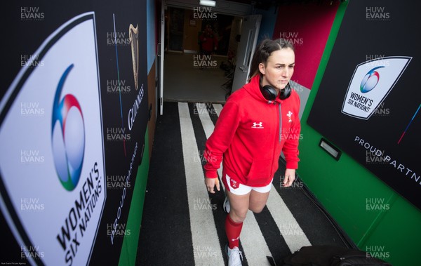 070320 - England v Wales, Women's Six Nations 2020 - Siwan Lillicrap of Wales runs out to take a look at the pitch at The Stoop ahead of the match against England