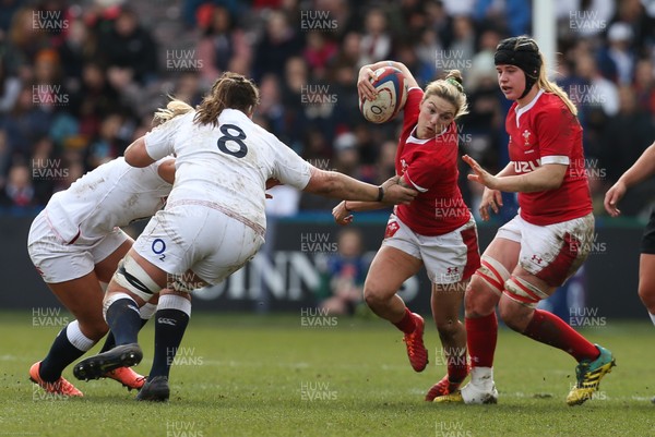 070320 - England v Wales, Women's Six Nations 2020 - Keira Bevan of Wales takes on Vicky Fleetwood of England and Sarah Beckett of England