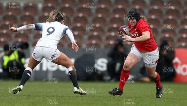 100218 - England Women v Wales Women - Natwest 6 Nations - Caryl Thomas of Wales is challenged by Leanne Riley of England