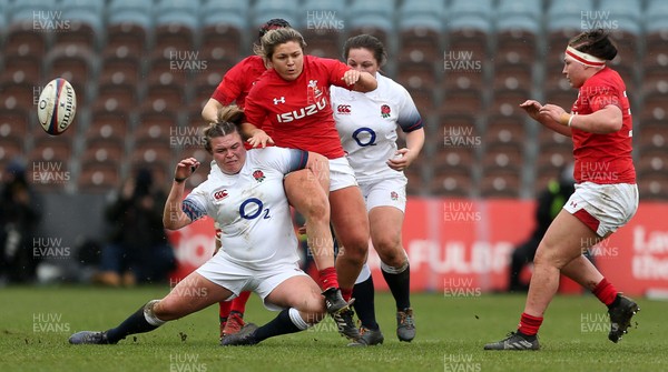 100218 - England Women v Wales Women - Natwest 6 Nations - Sarah Bern of England is challenged by Hannah Bluck of Wales