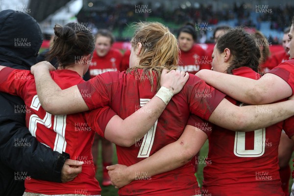 100218 - England Women v Wales Women - Natwest 6 Nations - Wales huddle