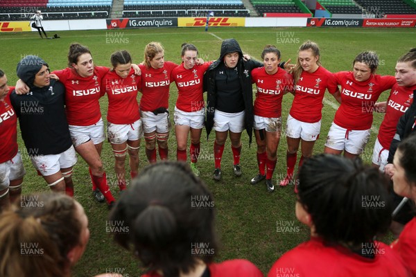 100218 - England Women v Wales Women - Natwest 6 Nations - Carys Phillips of Wales talks to the team