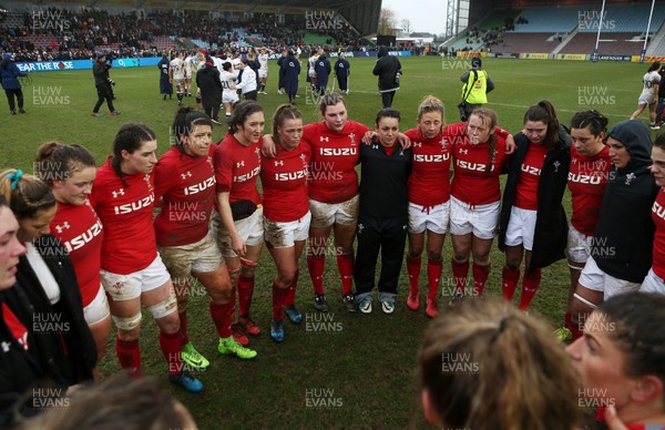 100218 - England Women v Wales Women - Natwest 6 Nations - Wales team huddle