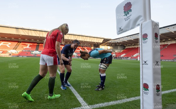 140922 - England Women v Wales Women, Women’s Rugby World Cup Warm-up Match - Hannah Jones of Wales and \8\ at the coin toss