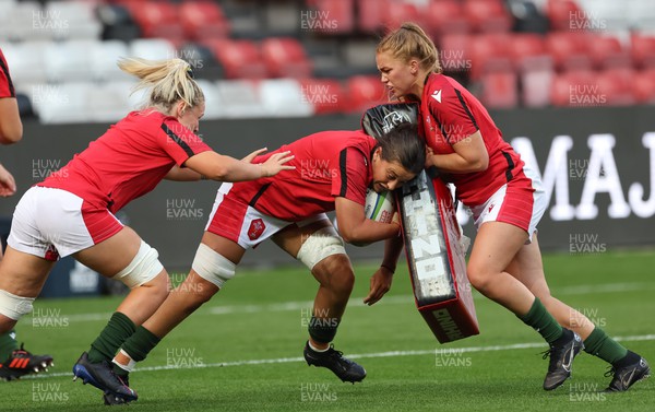 140922 - England Women v Wales Women, Women’s Rugby World Cup Warm-up Match - Sioned Harries of Wales drives forward during warm up
