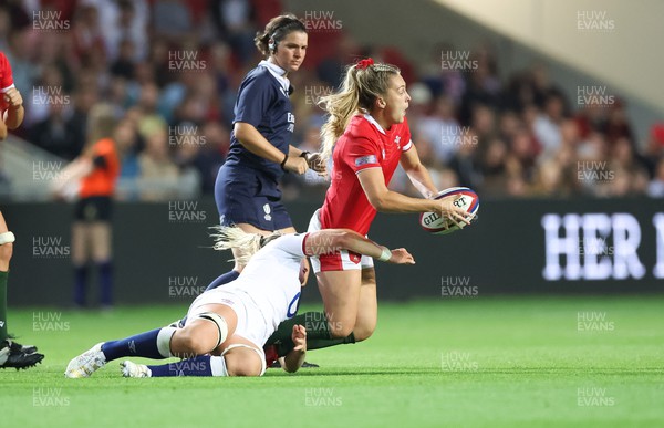 140922 - England Women v Wales Women, Women’s Rugby World Cup Warm-up Match - Hannah Jones of Wales feeds the ball out