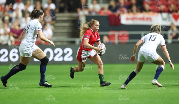 140922 - England Women v Wales Women, Women’s Rugby World Cup Warm-up Match - Niamh Terry of Wales breaks away