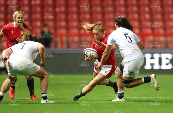 140922 - England Women v Wales Women, Women’s Rugby World Cup Warm-up Match - Niamh Terry of Wales takes on Abbie Ward of England and Sarah Bern of England