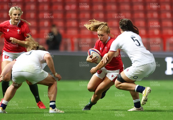 140922 - England Women v Wales Women, Women’s Rugby World Cup Warm-up Match - Niamh Terry of Wales takes on Abbie Ward of England and Sarah Bern of England