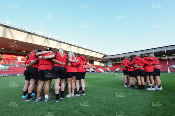 140922 - England Women v Wales Women, Women’s Rugby World Cup Warm-up Match - The Wales Women squad huddle up ahead of the match