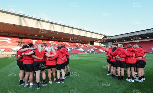 140922 - England Women v Wales Women, Women’s Rugby World Cup Warm-up Match - The Wales Women squad huddle up ahead of the match