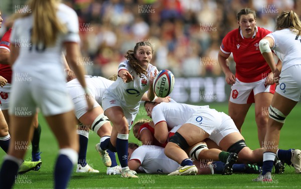 140922 - England Women v Wales Women, Women’s Rugby World Cup Warm-up Match - Lucy Packer of England feeds the ball out