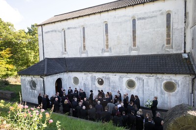 280918 - Enzo Calzaghe Funeral, Newbridge, South Wales - Mourners follow the coffin into the church for the funeral of boxing trainer Enzo Calzaghe