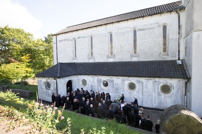 280918 - Enzo Calzaghe Funeral, Newbridge, South Wales - Mourners follow the coffin into the church for the funeral of boxing trainer Enzo Calzaghe