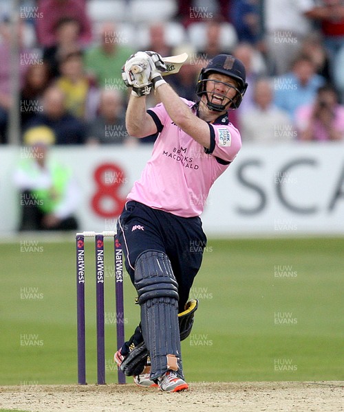 100616 - Essex Eagles vs Middlesex - NatWest T20 Blast - Eoin Morgan of Middlesex smashes a huge six off Graham Napier to bring up his half century