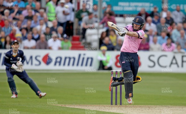 100616 - Essex Eagles vs Middlesex - NatWest T20 Blast - Eoin Morgan of Middlesex hits a boundary