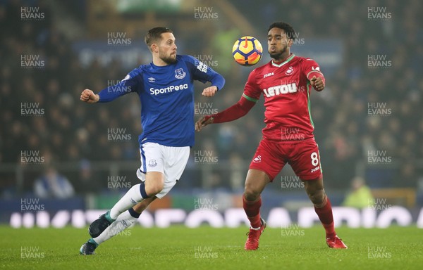 181217 - Everton v Swansea City, Premier League - Leroy Fer of Swansea City and Gylfi Sigurdsson of Everton compete for the ball