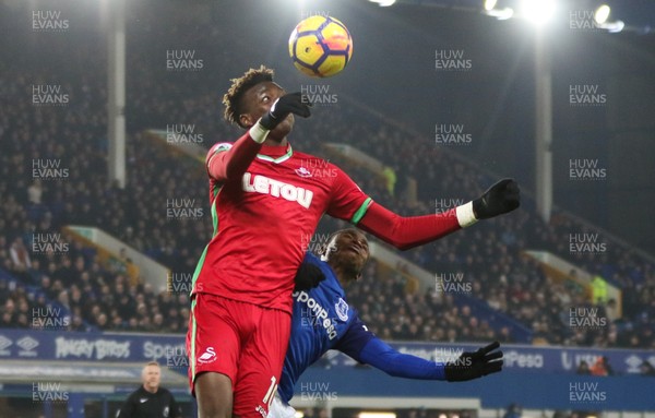 181217 - Everton v Swansea City, Premier League - Tammy Abraham of Swansea City and Mason Holgate of Everton compete for the ball