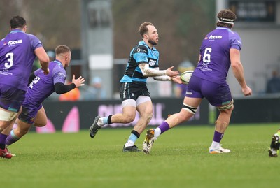 180126 - Exeter Chiefs v Cardiff Rugby - EPCR Challenge Cup - Ioan Lloyd of Cardiff Rugby feeds the ball out