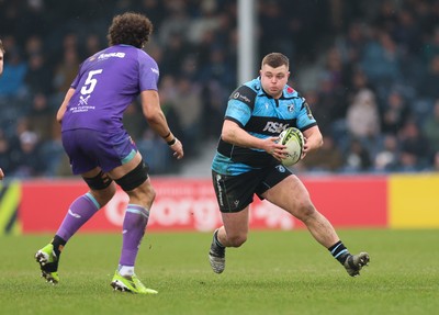 180126 - Exeter Chiefs v Cardiff Rugby - EPCR Challenge Cup - Danny Southworth of Cardiff Rugby takes on Andrea Zambonin of Exeter