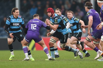 180126 - Exeter Chiefs v Cardiff Rugby - EPCR Challenge Cup - James Botham of Cardiff Rugby takes on Will Haydon-Wood of Exeter