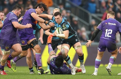 180126 - Exeter Chiefs v Cardiff Rugby - EPCR Challenge Cup - Taine Basham of Cardiff Rugby charges forward