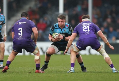 180126 - Exeter Chiefs v Cardiff Rugby - EPCR Challenge Cup - Evan Lloyd of Cardiff Rugby takes on Bachuki Tchumbadze of Exeter and Richard Capstick of Exeter