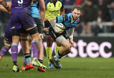 180126 - Exeter Chiefs v Cardiff Rugby - EPCR Challenge Cup - Ioan Lloyd of Cardiff Rugby breaks away
