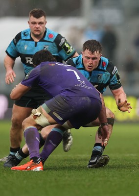 180126 - Exeter Chiefs v Cardiff Rugby - EPCR Challenge Cup - Evan Lloyd of Cardiff Rugby takes on Ethan Roots of Exeter