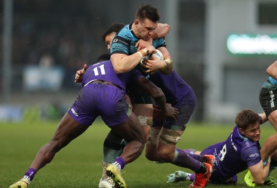 180126 - Exeter Chiefs v Cardiff Rugby - EPCR Challenge Cup - Taine Basham of Cardiff Rugby is tackled by Paul Brown-Bampoe of Exeter