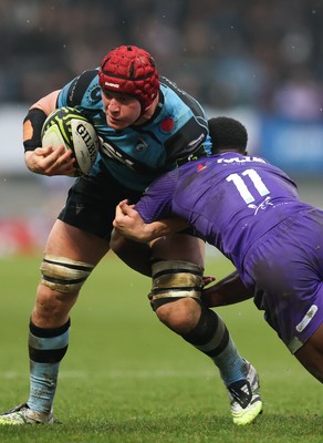 180126 - Exeter Chiefs v Cardiff Rugby - EPCR Challenge Cup - James Botham of Cardiff Rugby takes on Paul Brown-Bampoe of Exeter