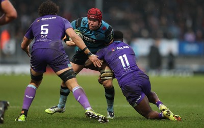 180126 - Exeter Chiefs v Cardiff Rugby - EPCR Challenge Cup - James Botham of Cardiff Rugby takes on Paul Brown-Bampoe of Exeter and Andrea Zambonin of Exeter