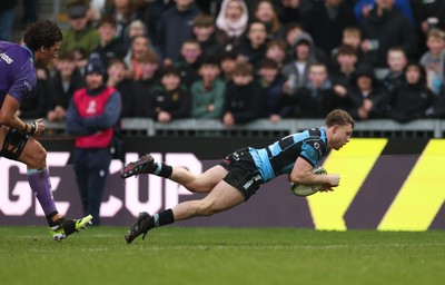180126 - Exeter Chiefs v Cardiff Rugby - EPCR Challenge Cup - Tom Bowen of Cardiff Rugby dives over but the try is ruled out