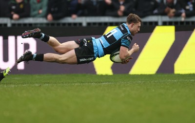 180126 - Exeter Chiefs v Cardiff Rugby - EPCR Challenge Cup - Tom Bowen of Cardiff Rugby dives over but the try is ruled out