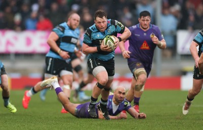 180126 - Exeter Chiefs v Cardiff Rugby - EPCR Challenge Cup - Evan Lloyd of Cardiff Rugby charges forward